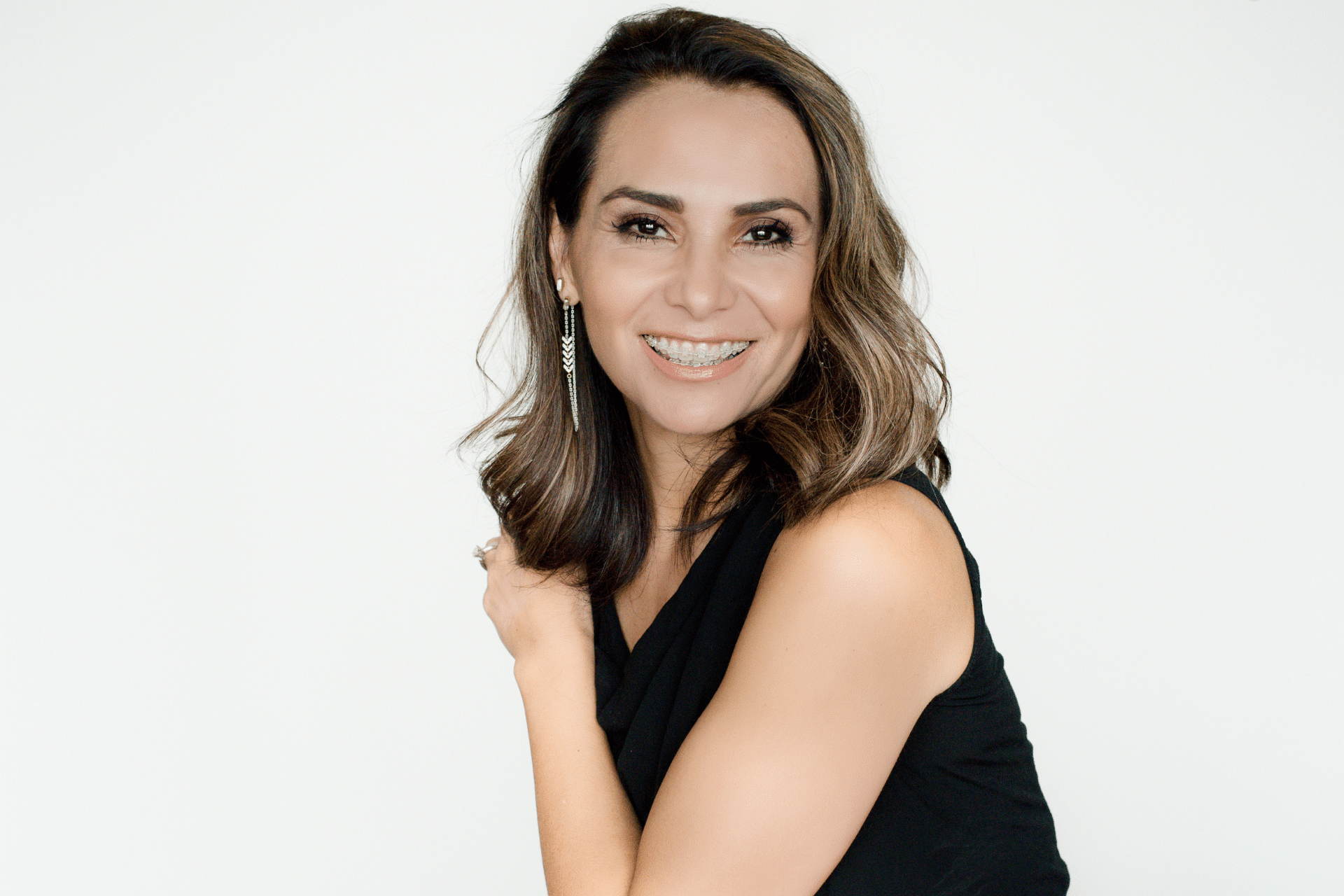 Un paciente adulto sonriendo con ortodoncia en Sugar Land, Texas